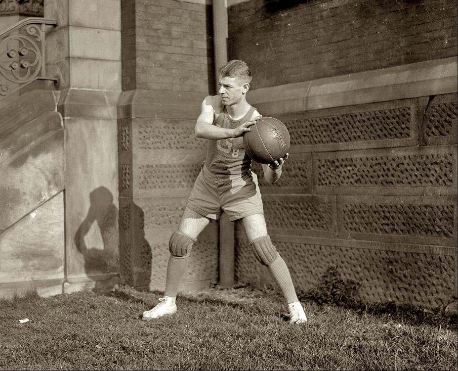 Así se vestía para jugar al baloncesto a comienzos del siglo XX