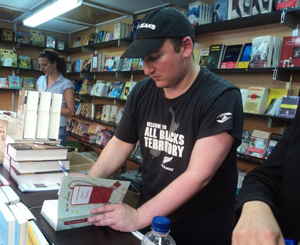 Blue Jeans, firmando libros