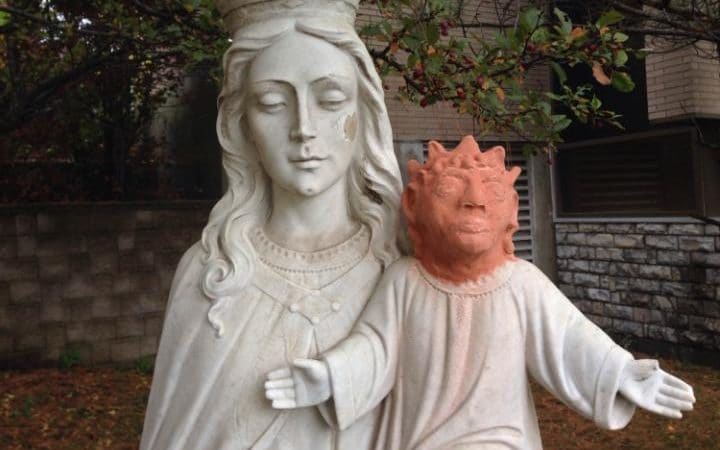La cabeza de arcilla del niño Jesús esculpida por Heather Wise