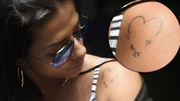 Rosangela Maria Loureiro, la esposa de Cleber Santana, muestra el tatuaje