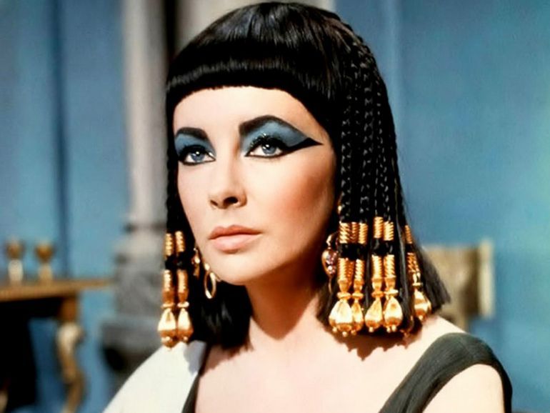Elizabeth Taylor interpreta a Cleopatra VII