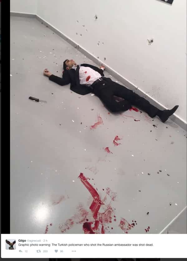 El policía turco que acaba de matar al embajador ruso en Turquía en Ankara.