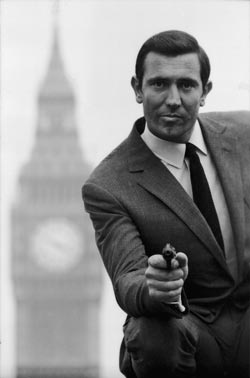 George Lazeby interpreta a James Bond