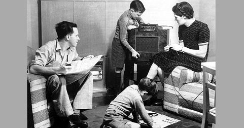 familia escuchando la radio