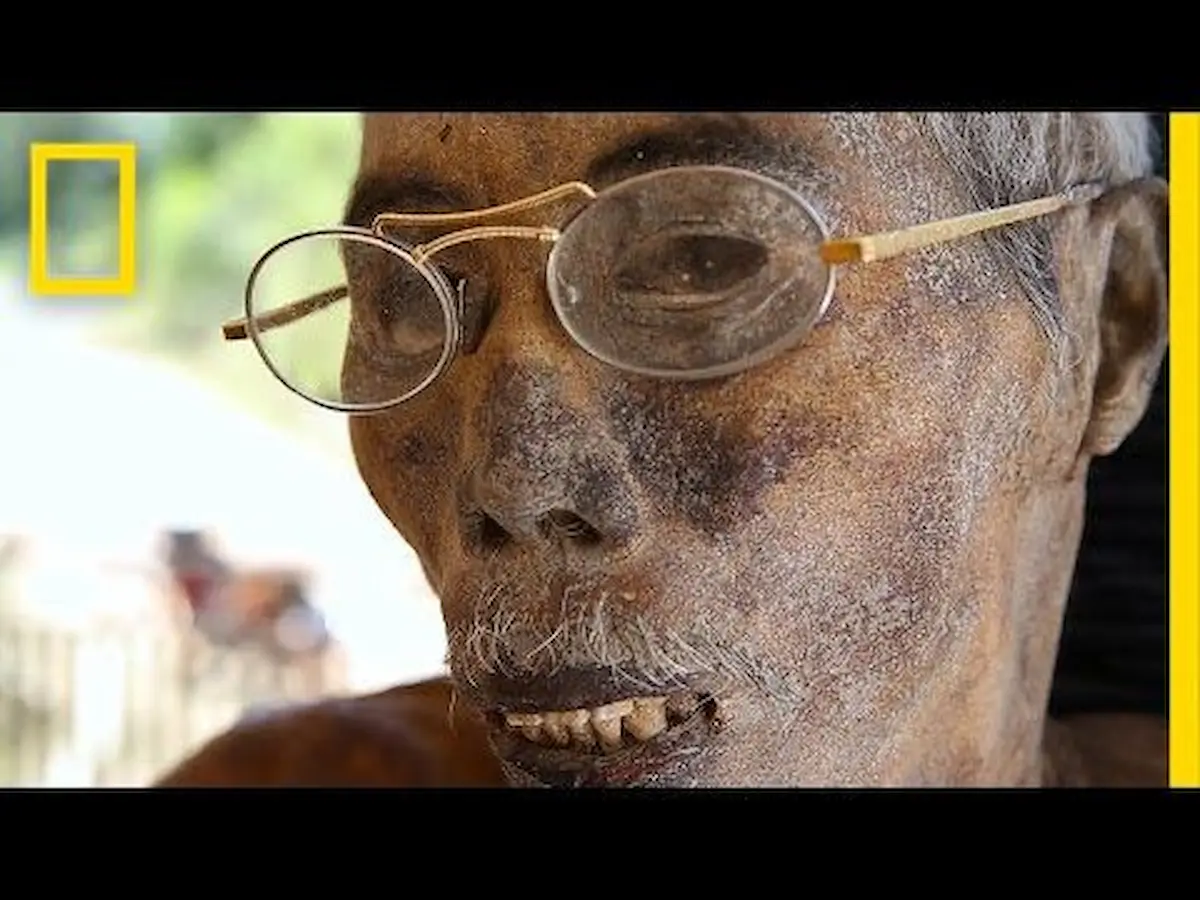 La tribu indonesia Toraja, que desentierra a sus familiares