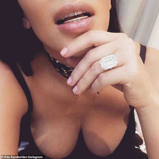 kim kardasian con sus dientes brillantes