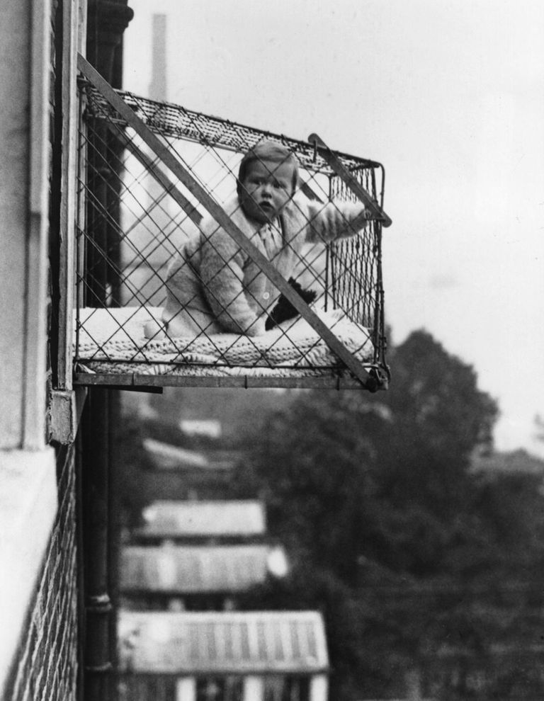 Cuando se pusieron de moda las jaulas para bebés