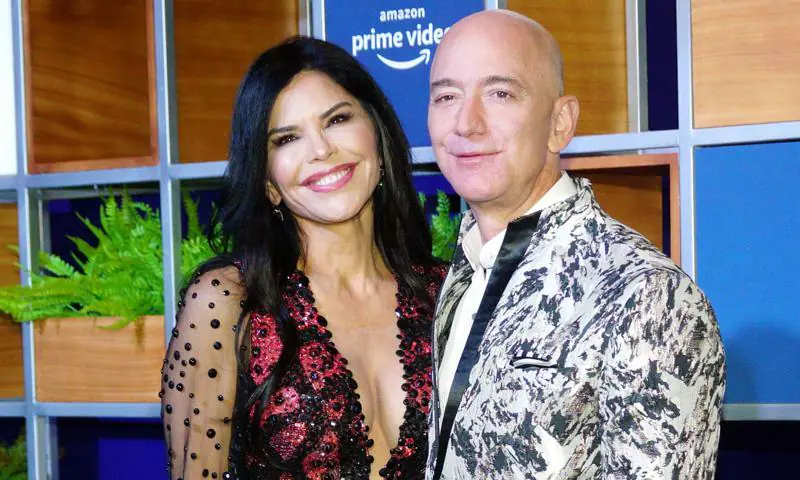 Jeff Bezos junto a Lauren Sánchez