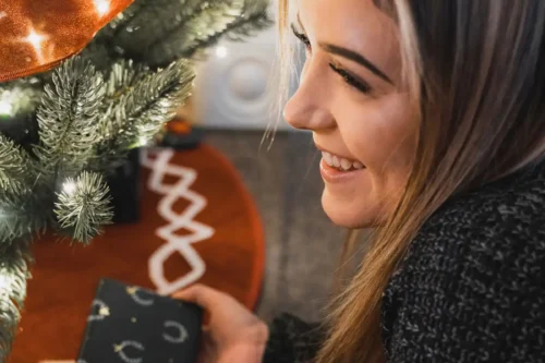 Conoce cómo preparar una cesta de regalo para obsequiar a una mujer en Navidad