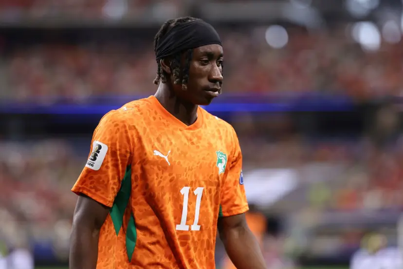Primer plano de Yan Diamonde con la camiseta de la selección de Costa de Marfil